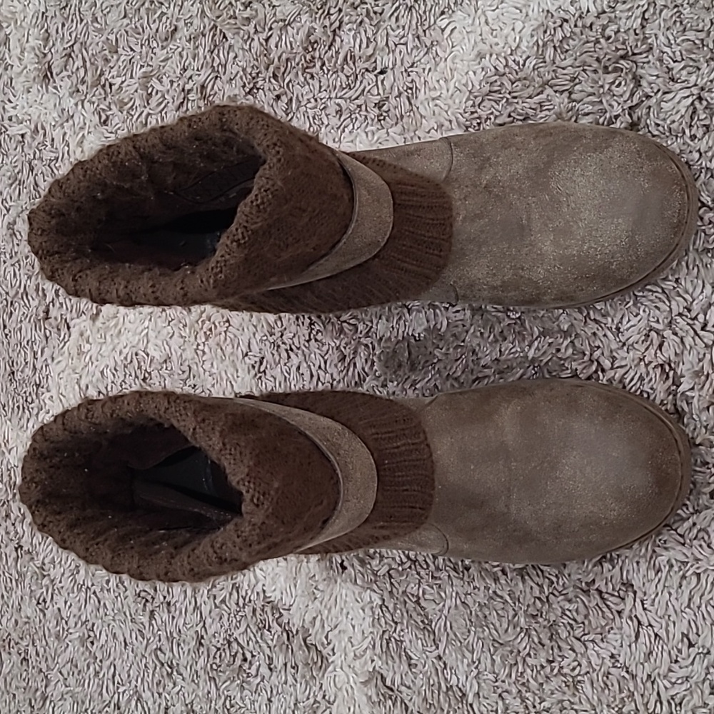 MUKLUKS sweater wedge bootie. Women's size 10